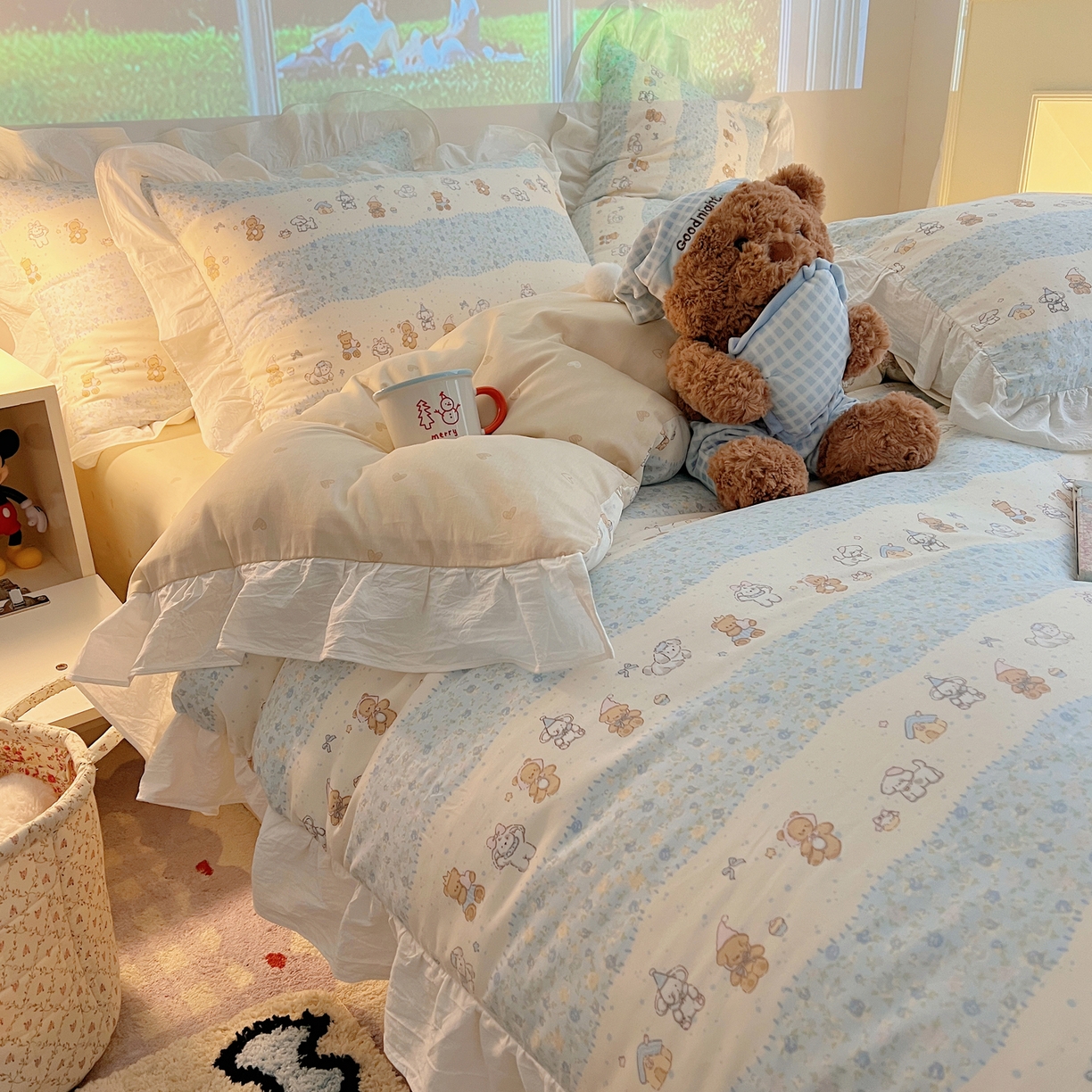 91家纺网 家纺一手货源 找家纺 六巷胡同 2026春夏新款韩系花边款卡通全棉四件套（第二系列）风格一 花边熊友赏花集