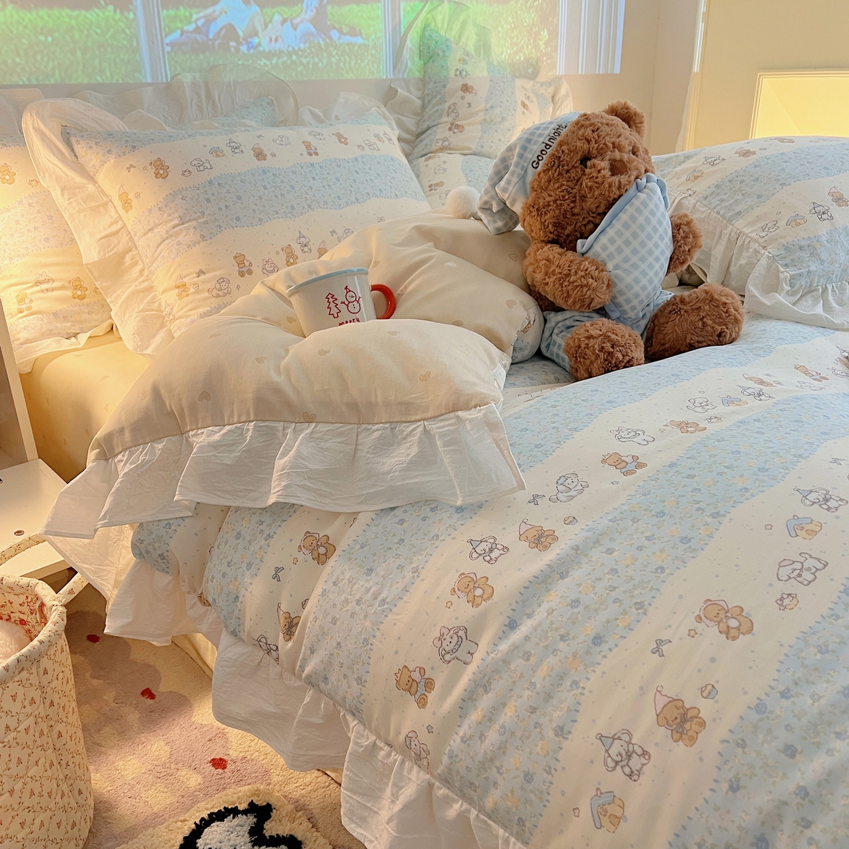 91家纺网 家纺一手货源 找家纺 六巷胡同 2026春夏新款韩系花边款卡通全棉四件套（第二系列）风格一 花边熊友赏花集