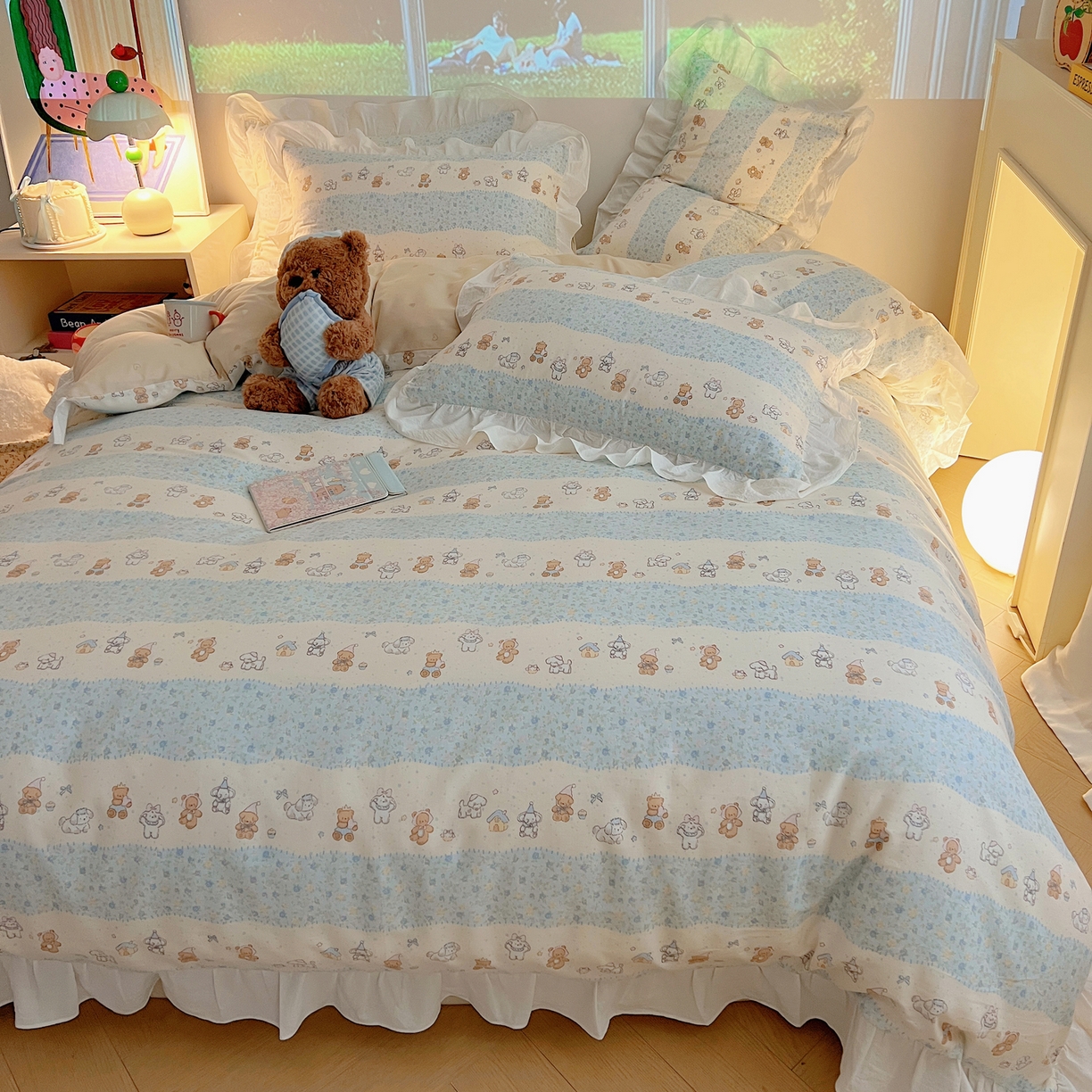 91家纺网 家纺一手货源 找家纺 六巷胡同 2026春夏新款韩系花边款卡通全棉四件套（第二系列）风格一 花边熊友赏花集