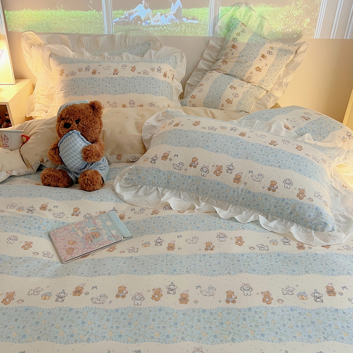 91家纺网 家纺一手货源 找家纺 六巷胡同 2026春夏新款韩系花边款卡通全棉四件套（第二系列）风格一 花边熊友赏花集