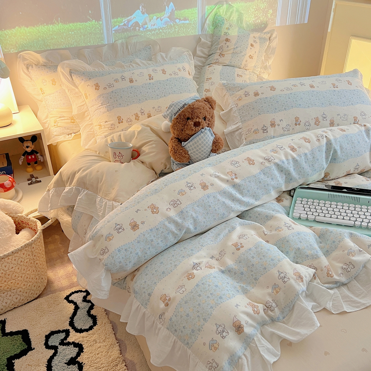 91家纺网 家纺一手货源 找家纺 六巷胡同 2026春夏新款韩系花边款卡通全棉四件套（第二系列）风格一 花边熊友赏花集