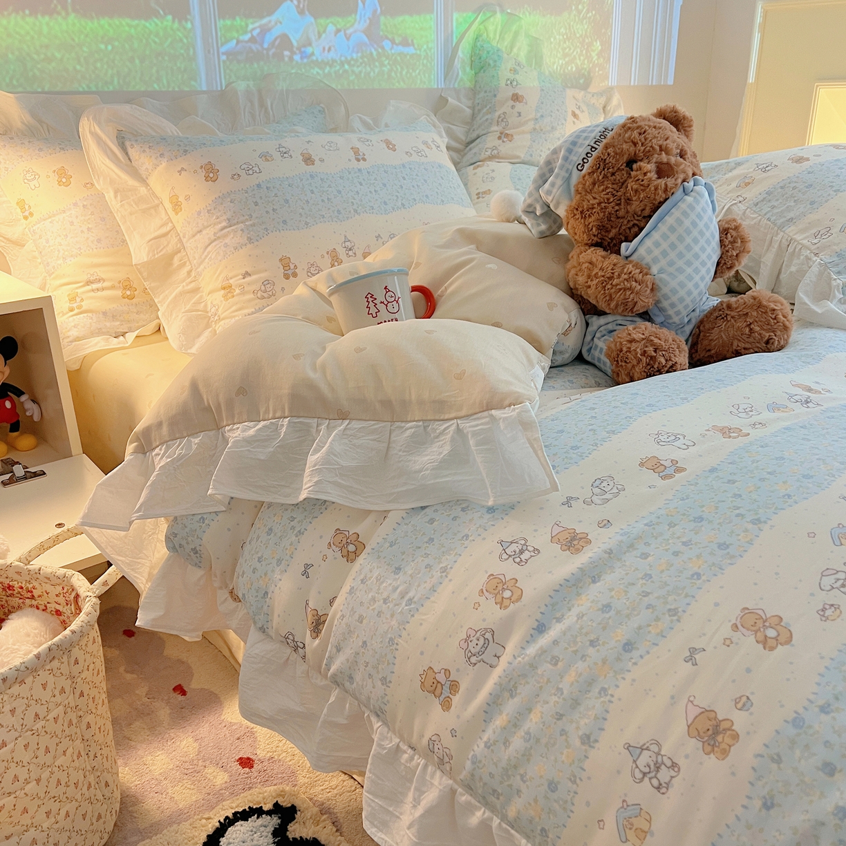 91家纺网 家纺一手货源 找家纺 六巷胡同 2026春夏新款韩系花边款卡通全棉四件套（第二系列）风格一 花边熊友赏花集