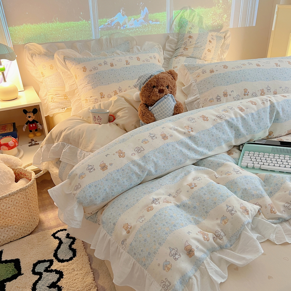 91家纺网 家纺一手货源 找家纺 六巷胡同 2026春夏新款韩系花边款卡通全棉四件套（第二系列）风格一 花边熊友赏花集