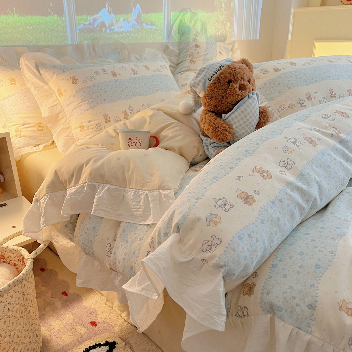 91家纺网 家纺一手货源 找家纺 六巷胡同 2026春夏新款韩系花边款卡通全棉四件套（第二系列）风格一 花边熊友赏花集