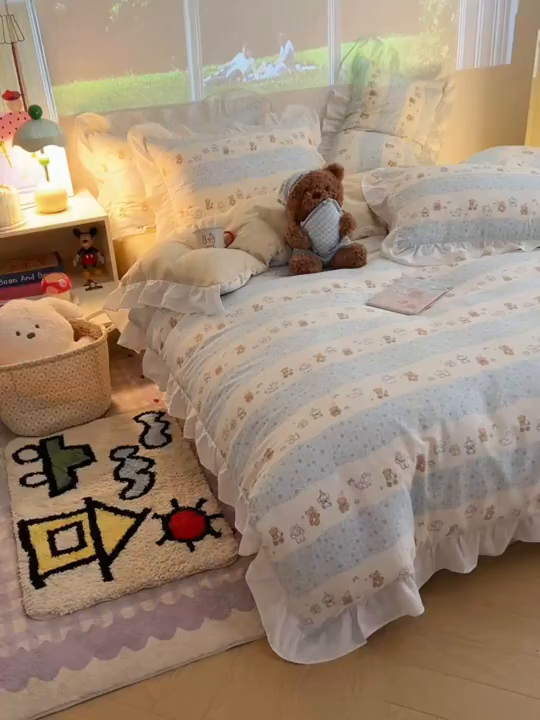 91家纺网 家纺一手货源 找家纺 六巷胡同 2026春夏新款韩系花边款卡通全棉四件套（第二系列）风格一 花边熊友赏花集