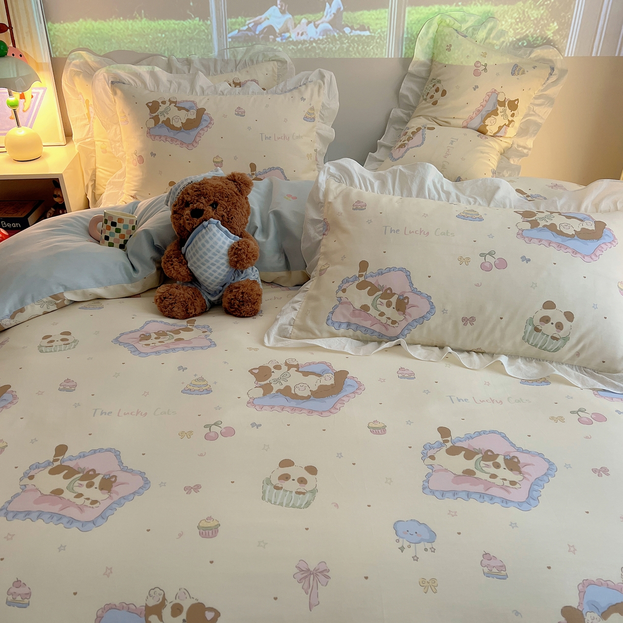 91家纺网 家纺一手货源 找家纺 六巷胡同 2026春夏新款韩系花边款卡通全棉四件套（第二系列）风格一 花边慵懒猫咪崽