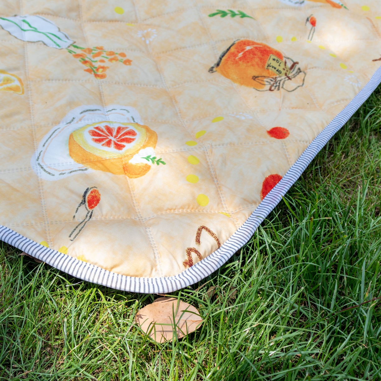 91家纺网 家纺一手货源 找家纺 欣宜家纺 2025新款铝底防水野餐垫防潮宝宝地垫爬爬垫露营垫帐篷垫 橘子酱