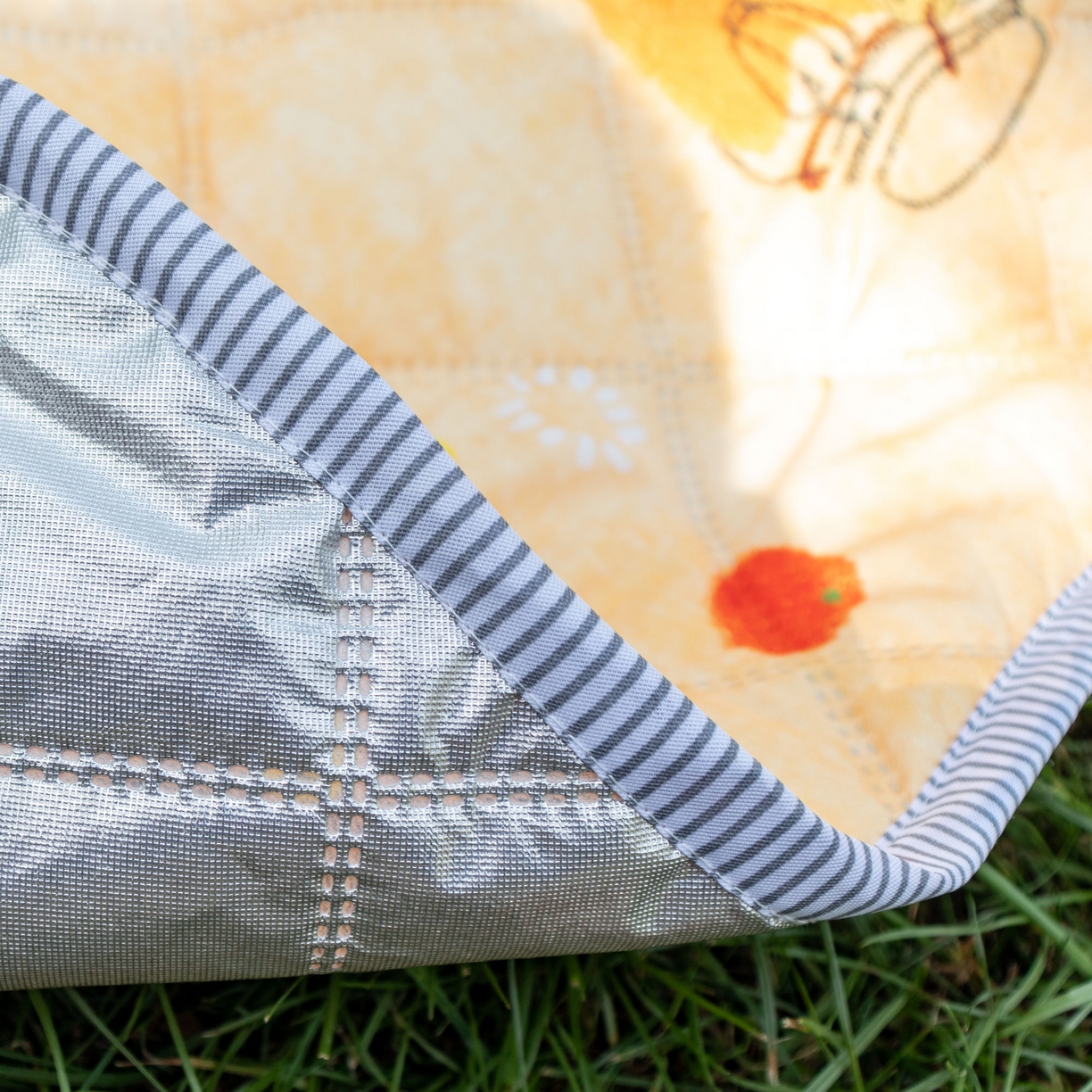 91家纺网 家纺一手货源 找家纺 欣宜家纺 2025新款铝底防水野餐垫防潮宝宝地垫爬爬垫露营垫帐篷垫 橘子酱