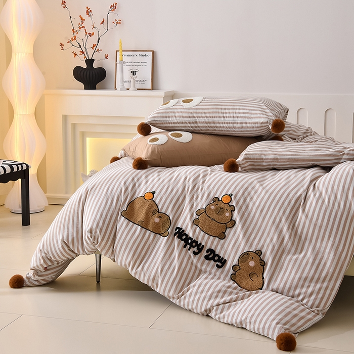 91家纺网 家纺一手货源 找家纺 炫拼家纺 2026新款卡通毛巾绣A类全棉40支水洗棉贴布绣平绣纯棉四件套-毛球系列 毛球-卡皮巴拉咖