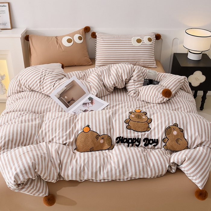 91家纺网 家纺一手货源 找家纺 炫拼家纺 2026新款卡通毛巾绣A类全棉40支水洗棉贴布绣平绣纯棉四件套-毛球系列 毛球-卡皮巴拉咖