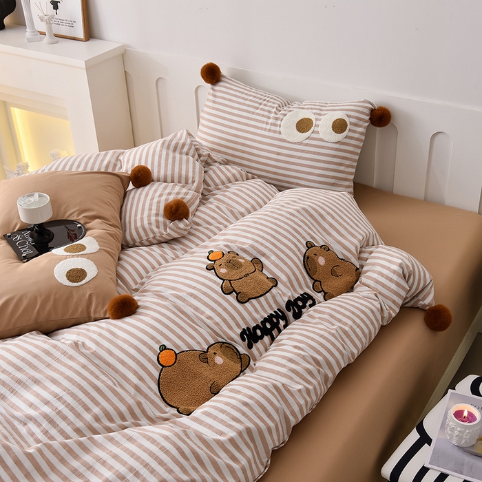 91家纺网 家纺一手货源 找家纺 炫拼家纺 2026新款卡通毛巾绣A类全棉40支水洗棉贴布绣平绣纯棉四件套-毛球系列 毛球-卡皮巴拉咖