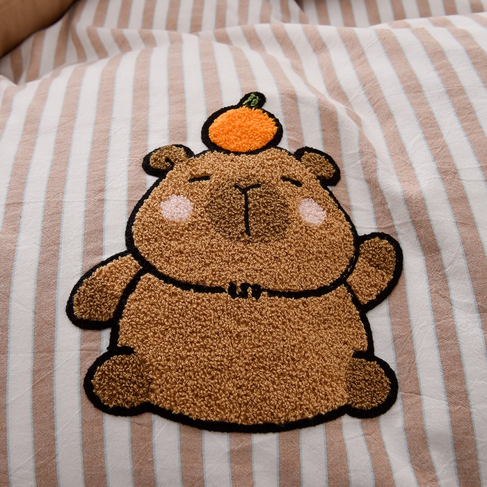 91家纺网 家纺一手货源 找家纺 炫拼家纺 2026新款卡通毛巾绣A类全棉40支水洗棉贴布绣平绣纯棉四件套-毛球系列 毛球-卡皮巴拉咖