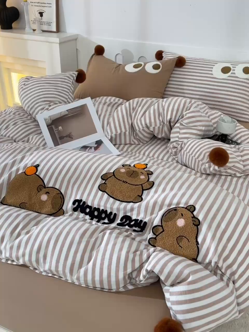 91家纺网 家纺一手货源 找家纺 炫拼家纺 2026新款卡通毛巾绣A类全棉40支水洗棉贴布绣平绣纯棉四件套-毛球系列 毛球-卡皮巴拉咖