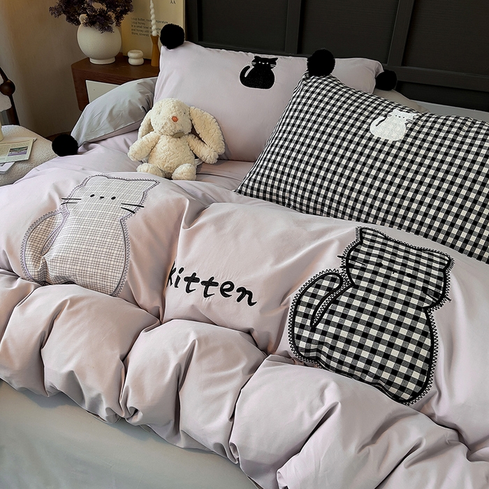 91家纺网 家纺一手货源 找家纺 炫拼家纺 2026新款卡通毛巾绣A类全棉40支水洗棉贴布绣平绣纯棉四件套-毛球系列 毛球-俩小无猜