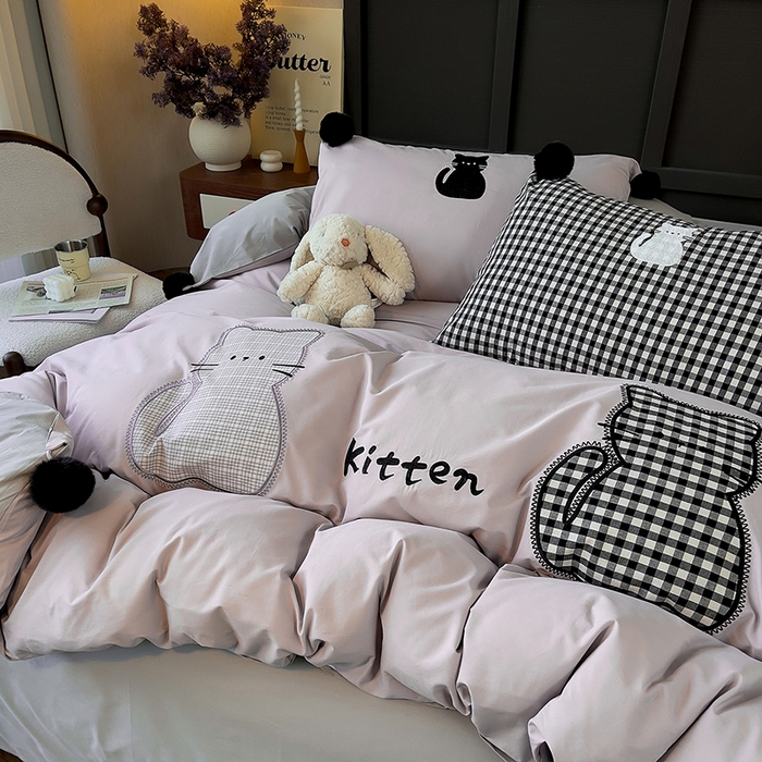 91家纺网 家纺一手货源 找家纺 炫拼家纺 2026新款卡通毛巾绣A类全棉40支水洗棉贴布绣平绣纯棉四件套-毛球系列 毛球-俩小无猜