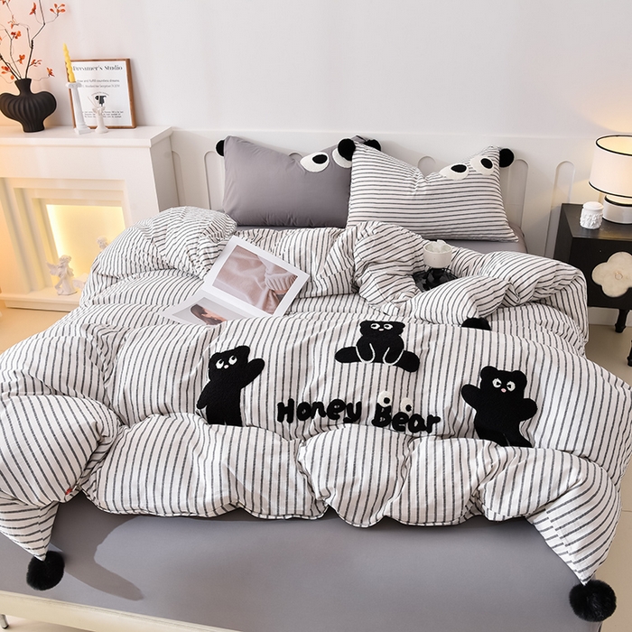 91家纺网 家纺一手货源 找家纺 炫拼家纺 2026新款卡通毛巾绣A类全棉40支水洗棉贴布绣平绣纯棉四件套-毛球系列 毛球-小熊黑