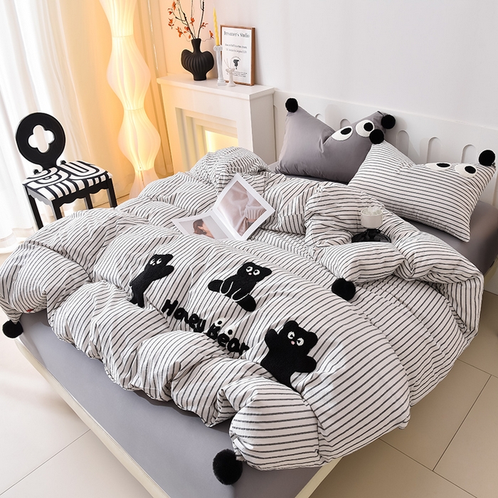 91家纺网 家纺一手货源 找家纺 炫拼家纺 2026新款卡通毛巾绣A类全棉40支水洗棉贴布绣平绣纯棉四件套-毛球系列 毛球-小熊黑