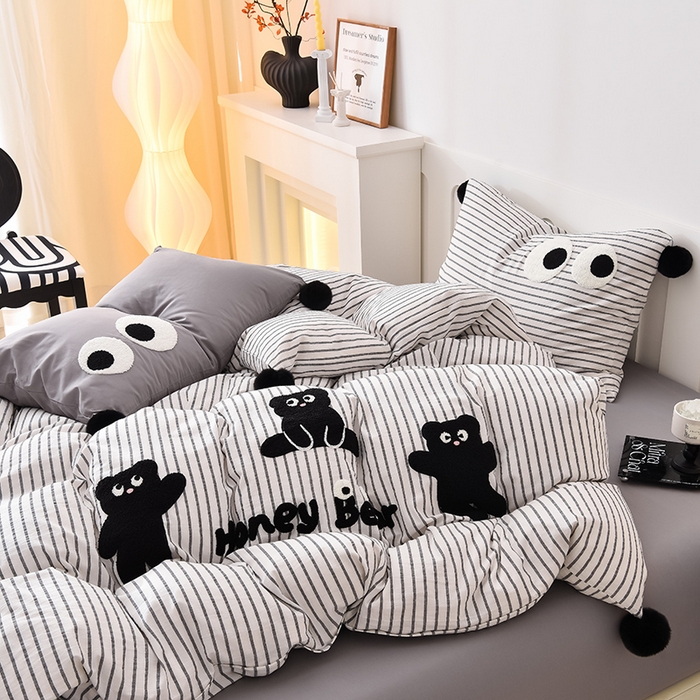 91家纺网 家纺一手货源 找家纺 炫拼家纺 2026新款卡通毛巾绣A类全棉40支水洗棉贴布绣平绣纯棉四件套-毛球系列 毛球-小熊黑