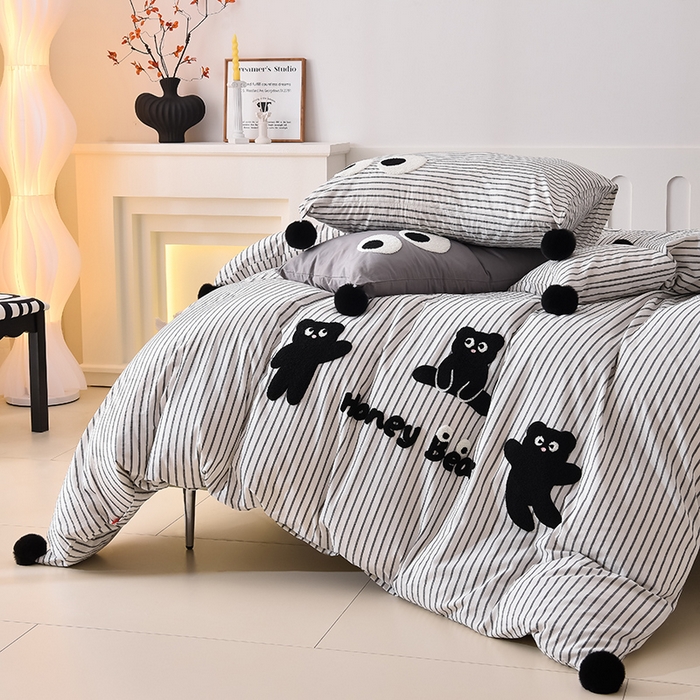 91家纺网 家纺一手货源 找家纺 炫拼家纺 2026新款卡通毛巾绣A类全棉40支水洗棉贴布绣平绣纯棉四件套-毛球系列 毛球-小熊黑