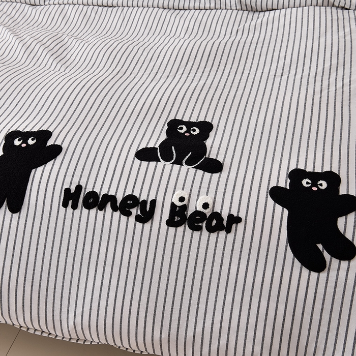 91家纺网 家纺一手货源 找家纺 炫拼家纺 2026新款卡通毛巾绣A类全棉40支水洗棉贴布绣平绣纯棉四件套-毛球系列 毛球-小熊黑