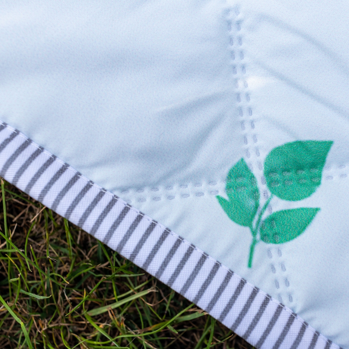 91家纺网 家纺一手货源 找家纺 欣宜家纺 2025新款铝底防水野餐垫防潮宝宝地垫爬爬垫露营垫帐篷垫 悠闲假日