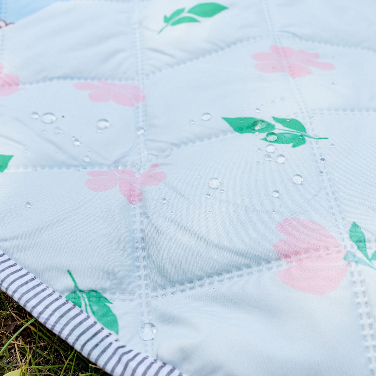 91家纺网 家纺一手货源 找家纺 欣宜家纺 2025新款铝底防水野餐垫防潮宝宝地垫爬爬垫露营垫帐篷垫 悠闲假日