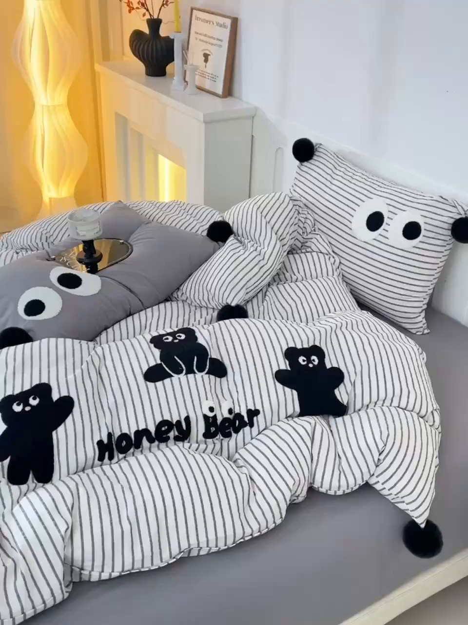 91家纺网 家纺一手货源 找家纺 炫拼家纺 2026新款卡通毛巾绣A类全棉40支水洗棉贴布绣平绣纯棉四件套-毛球系列 毛球-小熊黑