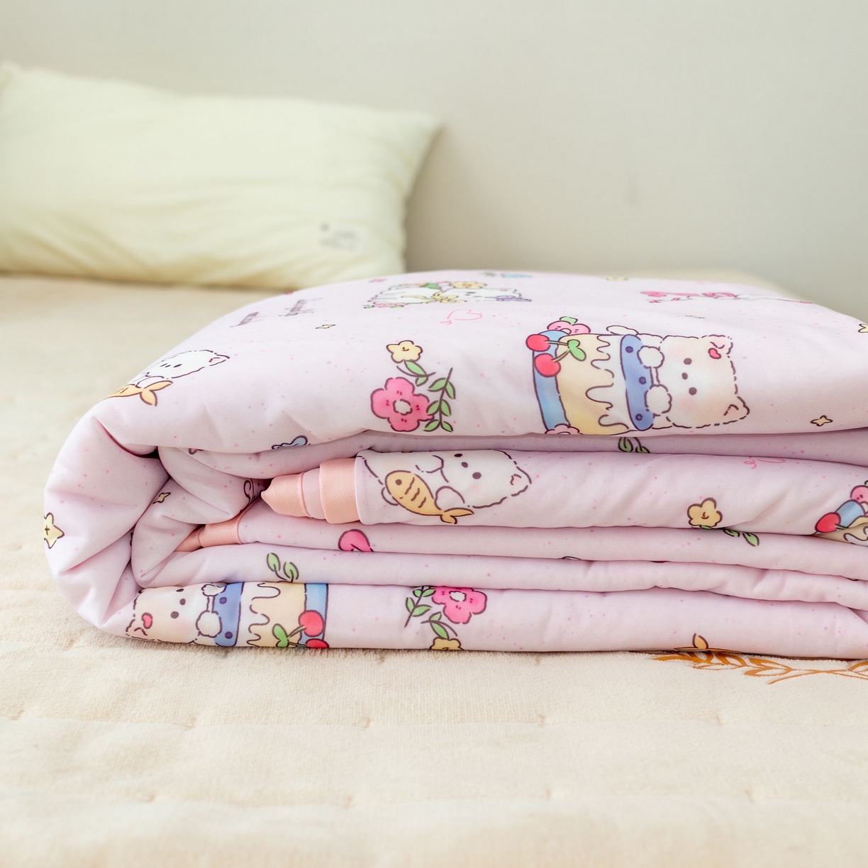91家纺网 家纺一手货源 找家纺 欣宜家纺 2025新款母婴级卡通冰淇淋夏被夏凉空调冰丝薄款被芯可机洗凉感丝冰皮被子 被子被芯 粉小猫