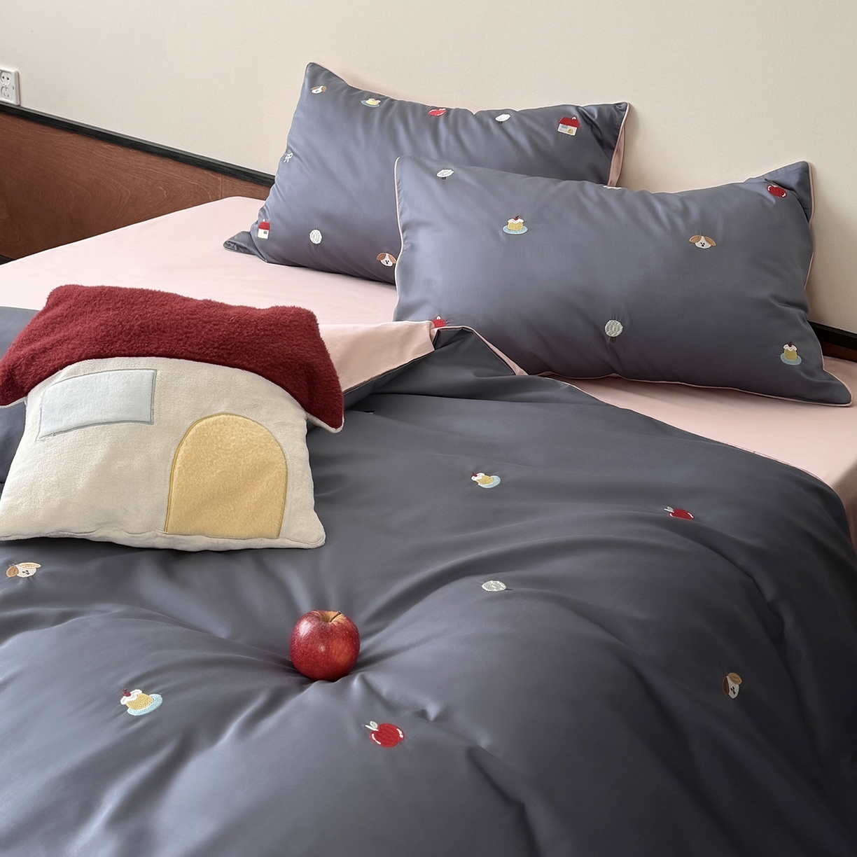 91家纺网 家纺一手货源 找家纺 鹿班家居 2026春季新品100S长绒棉精密刺绣系列四件套-彩虹绘梦（标准会员-20元) 彩虹绘梦-蓝色