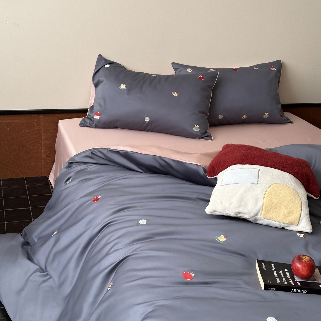 91家纺网 家纺一手货源 找家纺 鹿班家居 2026春季新品100S长绒棉精密刺绣系列四件套-彩虹绘梦（标准会员-20元) 彩虹绘梦-蓝色