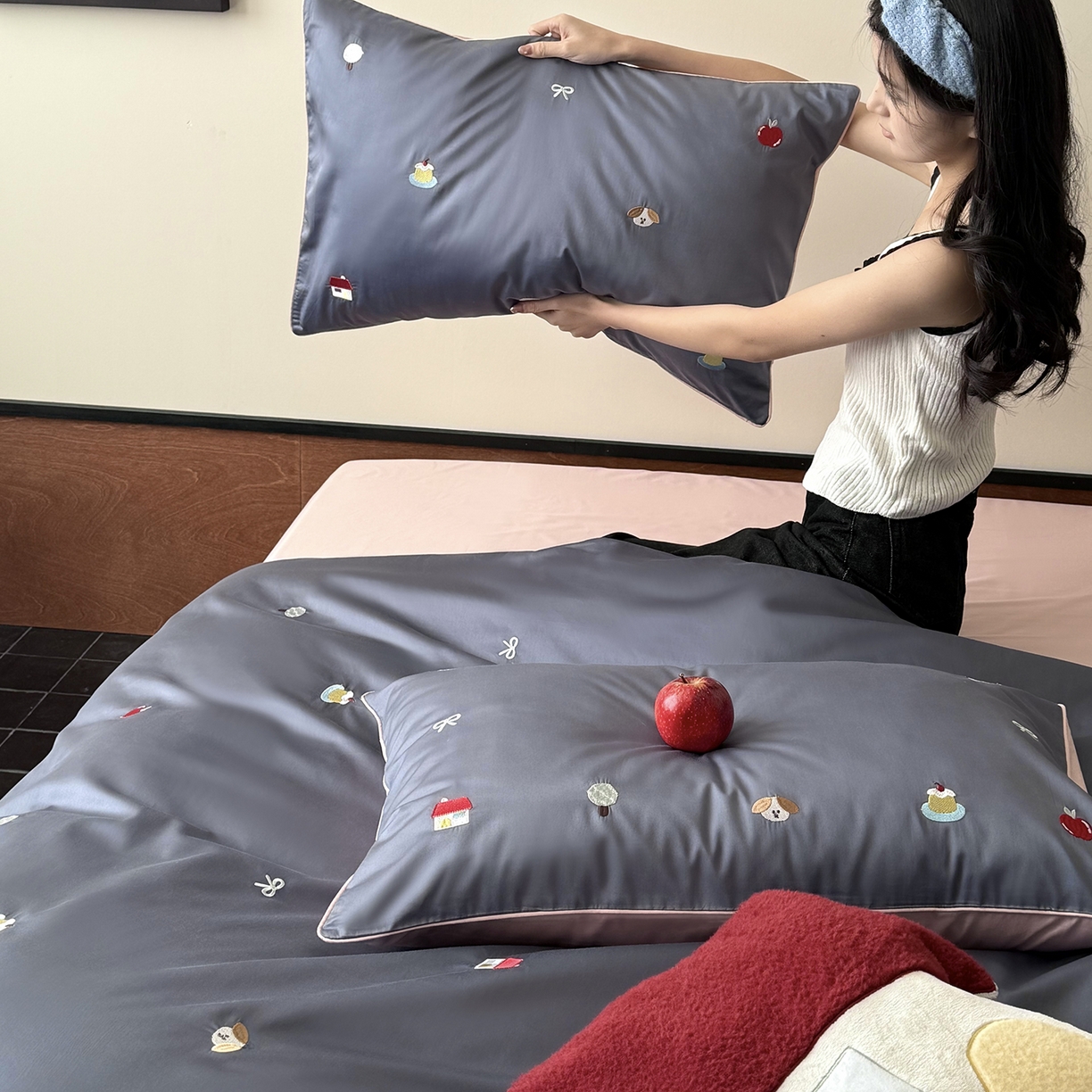 91家纺网 家纺一手货源 找家纺 鹿班家居 2026春季新品100S长绒棉精密刺绣系列四件套-彩虹绘梦（标准会员-20元) 彩虹绘梦-蓝色