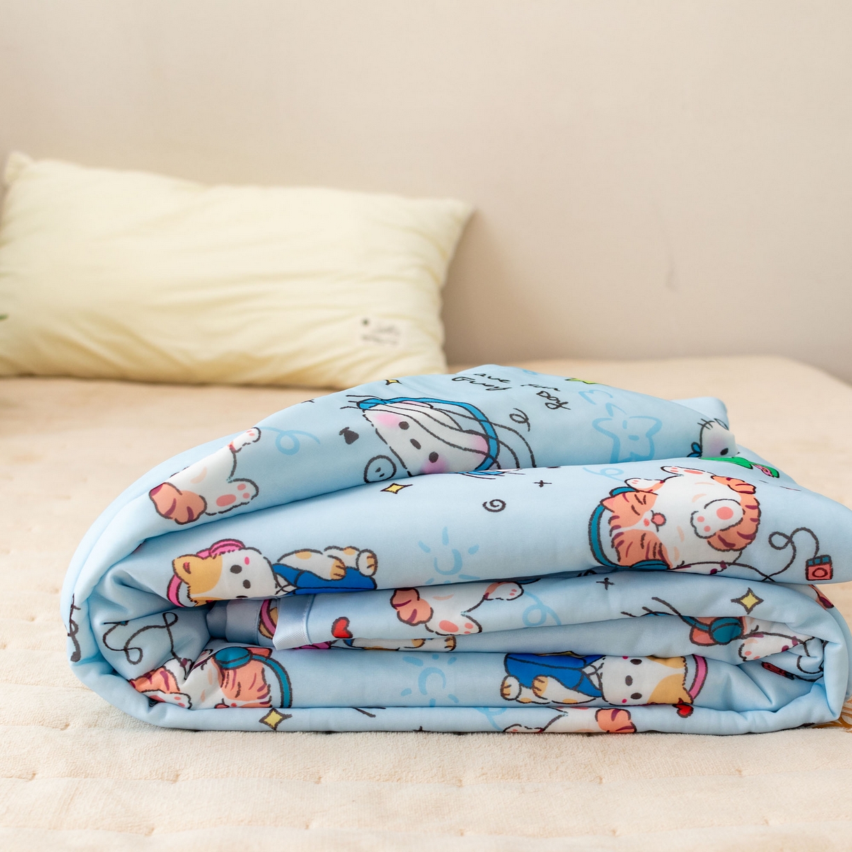 91家纺网 家纺一手货源 找家纺 欣宜家纺 2025新款母婴级卡通冰淇淋夏被夏凉空调冰丝薄款被芯可机洗凉感丝冰皮被子 被子被芯 摇滚猫