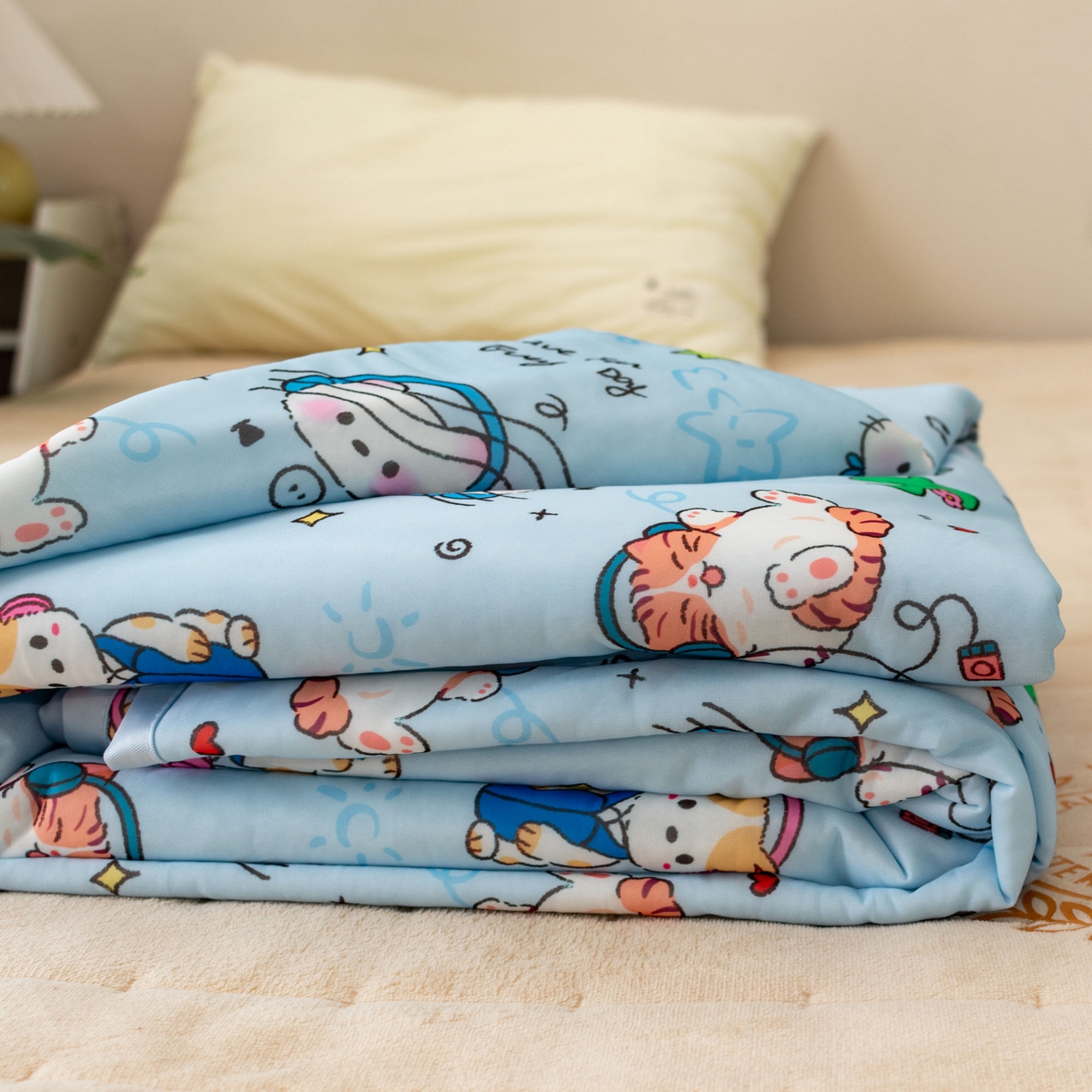 91家纺网 家纺一手货源 找家纺 欣宜家纺 2025新款母婴级卡通冰淇淋夏被夏凉空调冰丝薄款被芯可机洗凉感丝冰皮被子 被子被芯 摇滚猫