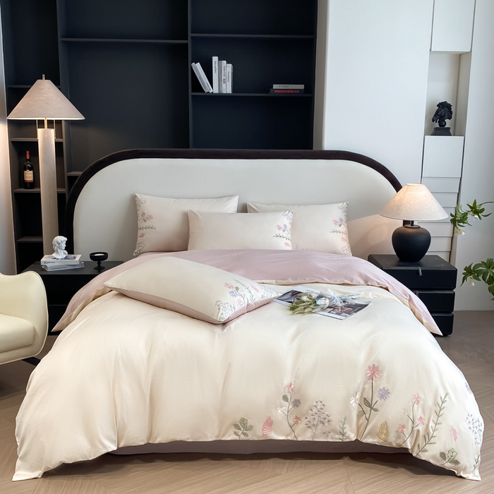 91家纺网 家纺一手货源 找家纺 欣宜家纺 2025新款全棉长绒棉刺绣绣花款纯棉四件套高端礼盒款-洛可系列 洛可可-白粉