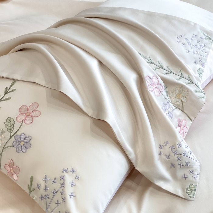 91家纺网 家纺一手货源 找家纺 欣宜家纺 2025新款全棉长绒棉刺绣绣花款纯棉四件套高端礼盒款-洛可系列 洛可可-白粉