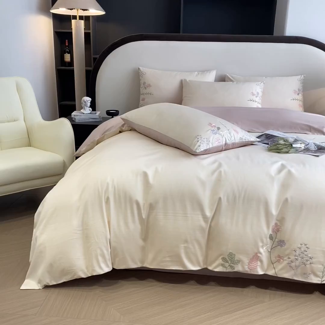 91家纺网 家纺一手货源 找家纺 欣宜家纺 2025新款全棉长绒棉刺绣绣花款纯棉四件套高端礼盒款-洛可系列 洛可可-白粉
