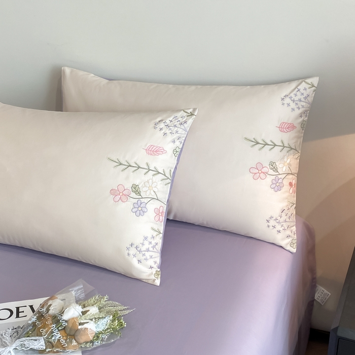 91家纺网 家纺一手货源 找家纺 欣宜家纺 2025新款全棉长绒棉刺绣绣花款纯棉四件套高端礼盒款-洛可系列 洛可可-白紫