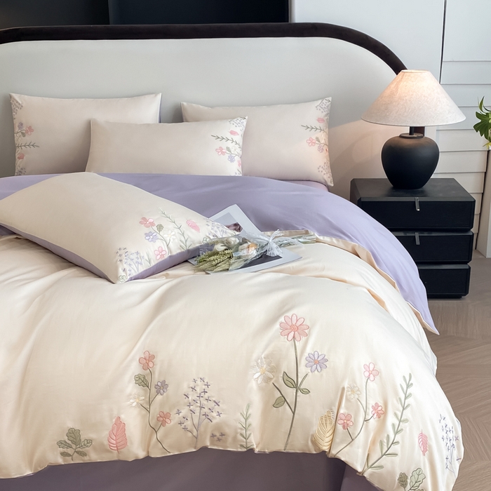 91家纺网 家纺一手货源 找家纺 欣宜家纺 2025新款全棉长绒棉刺绣绣花款纯棉四件套高端礼盒款-洛可系列 洛可可-白紫