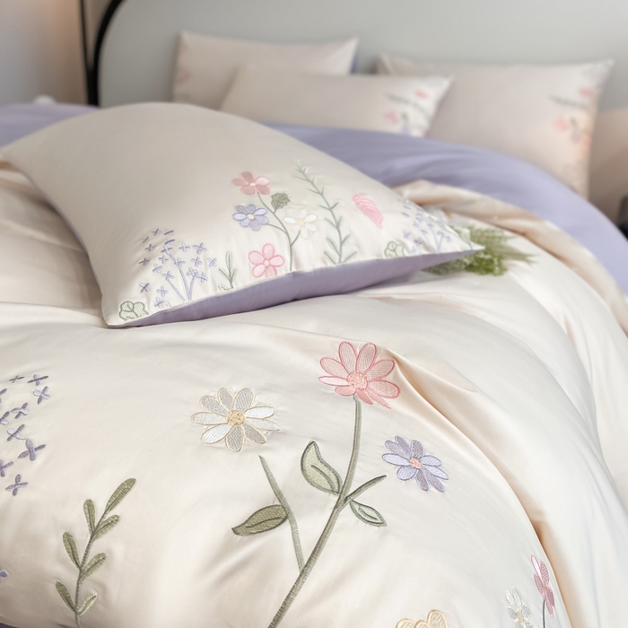 91家纺网 家纺一手货源 找家纺 欣宜家纺 2025新款全棉长绒棉刺绣绣花款纯棉四件套高端礼盒款-洛可系列 洛可可-白紫