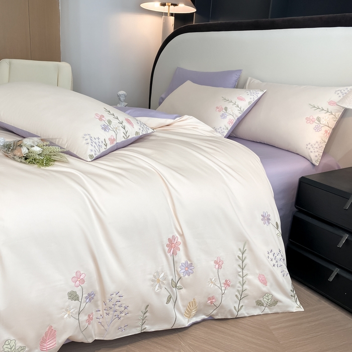 91家纺网 家纺一手货源 找家纺 欣宜家纺 2025新款全棉长绒棉刺绣绣花款纯棉四件套高端礼盒款-洛可系列 洛可可-白紫