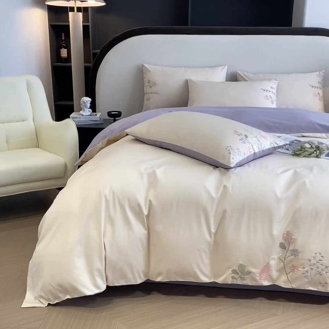 91家纺网 家纺一手货源 找家纺 欣宜家纺 2025新款全棉长绒棉刺绣绣花款纯棉四件套高端礼盒款-洛可系列 洛可可-白紫