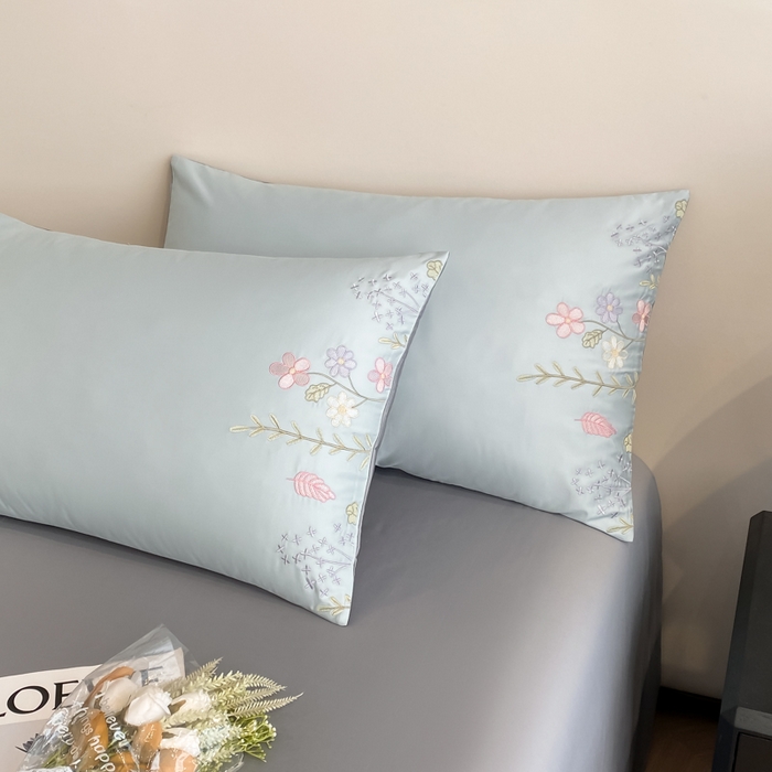 91家纺网 家纺一手货源 找家纺 欣宜家纺 2025新款全棉长绒棉刺绣绣花款纯棉四件套高端礼盒款-洛可系列 洛可可-飘蓝