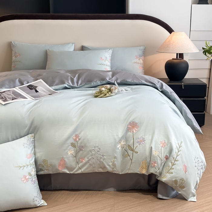 91家纺网 家纺一手货源 找家纺 欣宜家纺 2025新款全棉长绒棉刺绣绣花款纯棉四件套高端礼盒款-洛可系列 洛可可-飘蓝