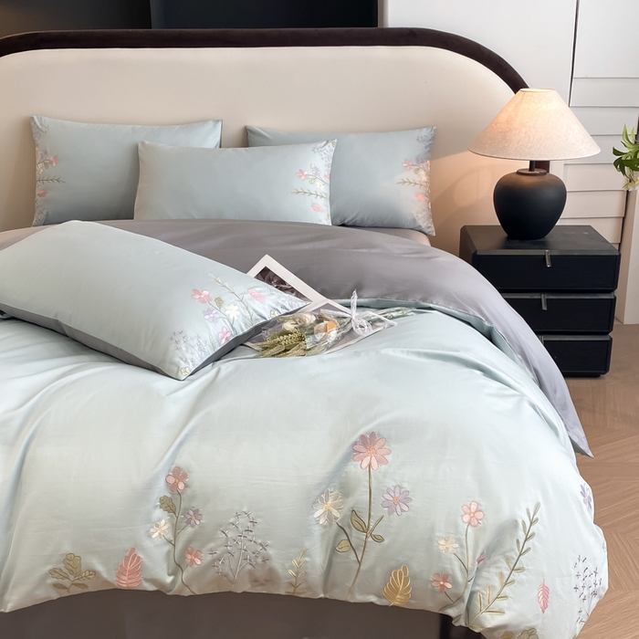 91家纺网 家纺一手货源 找家纺 欣宜家纺 2025新款全棉长绒棉刺绣绣花款纯棉四件套高端礼盒款-洛可系列 洛可可-飘蓝