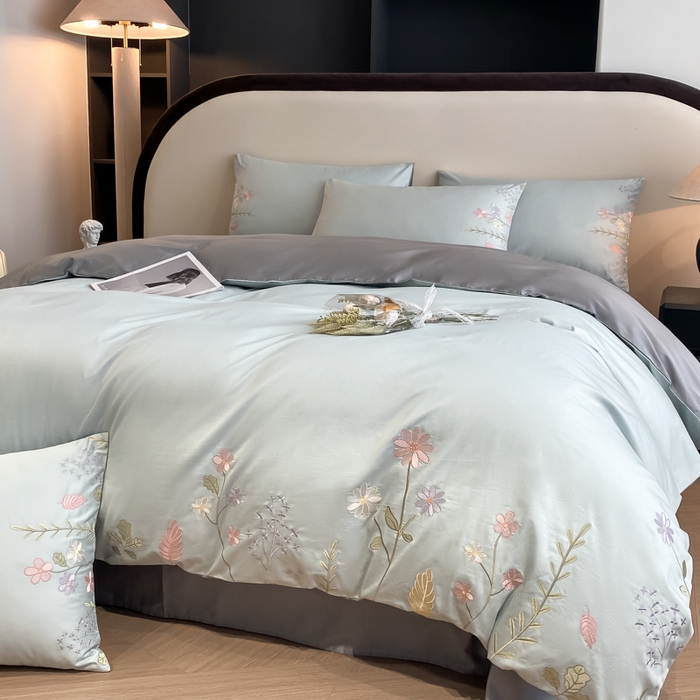 91家纺网 家纺一手货源 找家纺 欣宜家纺 2025新款全棉长绒棉刺绣绣花款纯棉四件套高端礼盒款-洛可系列 洛可可-飘蓝