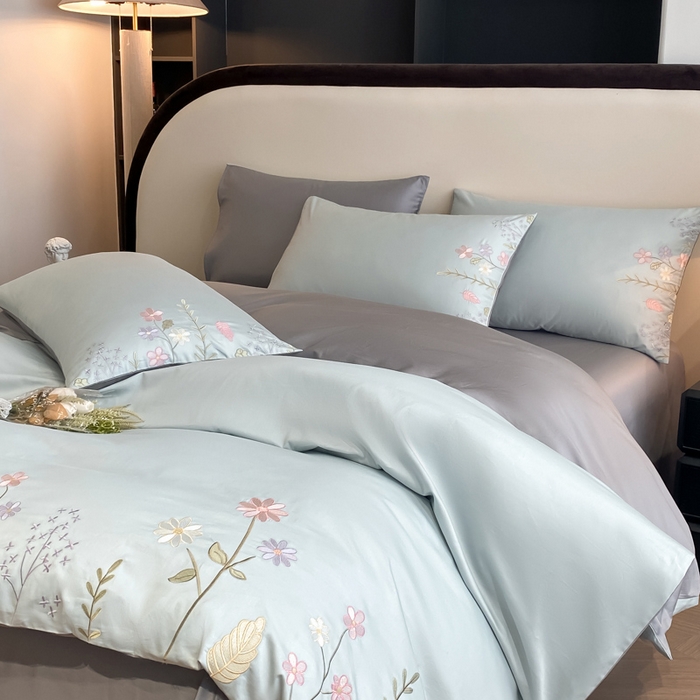 91家纺网 家纺一手货源 找家纺 欣宜家纺 2025新款全棉长绒棉刺绣绣花款纯棉四件套高端礼盒款-洛可系列 洛可可-飘蓝