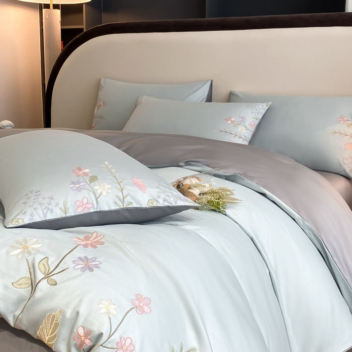 91家纺网 家纺一手货源 找家纺 欣宜家纺 2025新款全棉长绒棉刺绣绣花款纯棉四件套高端礼盒款-洛可系列 洛可可-飘蓝