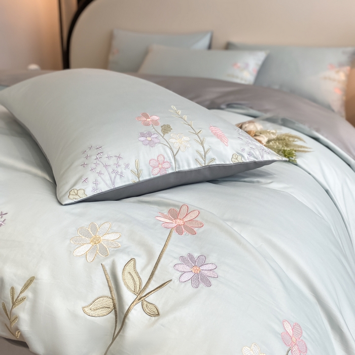 91家纺网 家纺一手货源 找家纺 欣宜家纺 2025新款全棉长绒棉刺绣绣花款纯棉四件套高端礼盒款-洛可系列 洛可可-飘蓝