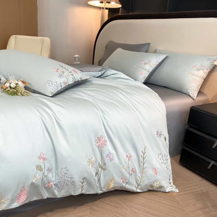 91家纺网 家纺一手货源 找家纺 欣宜家纺 2025新款全棉长绒棉刺绣绣花款纯棉四件套高端礼盒款-洛可系列 洛可可-飘蓝