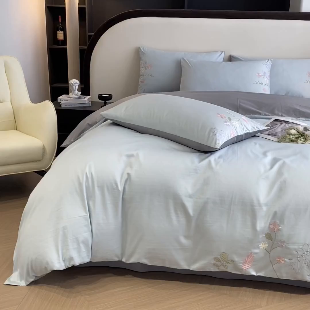 91家纺网 家纺一手货源 找家纺 欣宜家纺 2025新款全棉长绒棉刺绣绣花款纯棉四件套高端礼盒款-洛可系列 洛可可-飘蓝